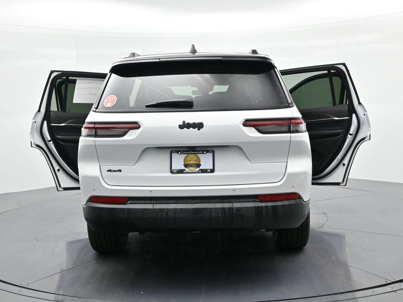 Jeep Grand Cherokee L Vehicle Full-screen Gallery Image 22