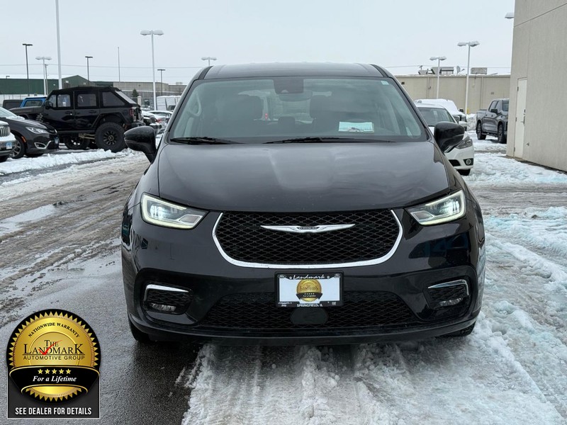 Chrysler Pacifica Vehicle Full-screen Gallery Image 4