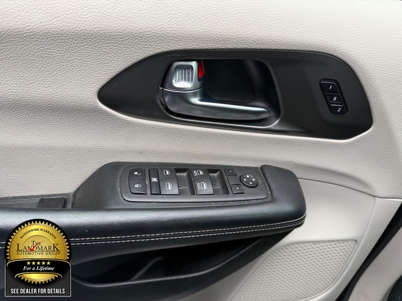 Chrysler Pacifica Vehicle Full-screen Gallery Image 8