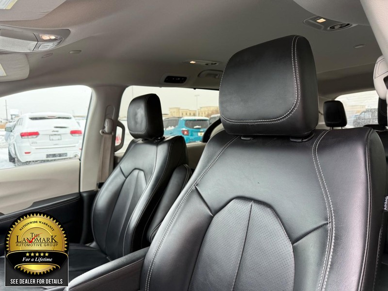 Chrysler Pacifica Vehicle Full-screen Gallery Image 9