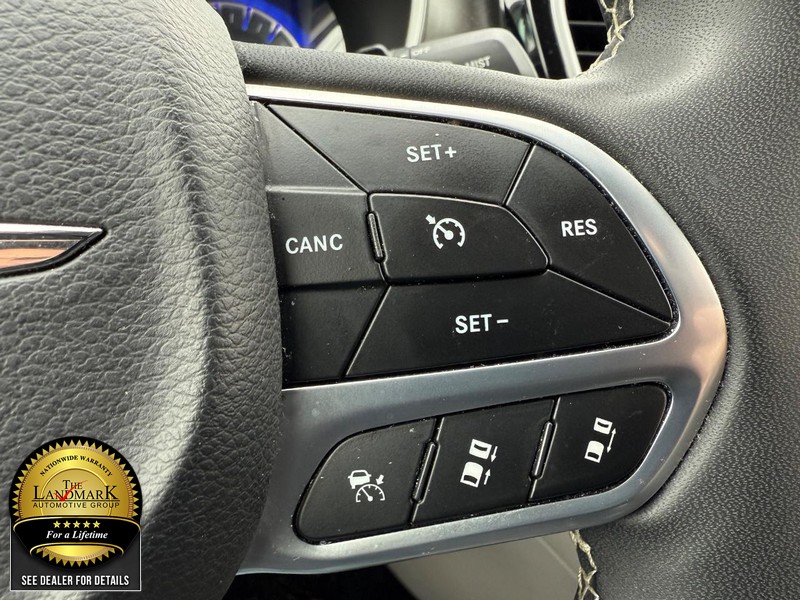 Chrysler Pacifica Vehicle Full-screen Gallery Image 11