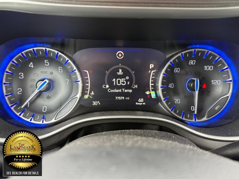 Chrysler Pacifica Vehicle Full-screen Gallery Image 12