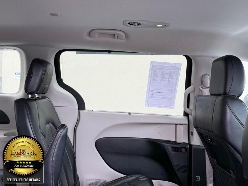 Chrysler Pacifica Vehicle Full-screen Gallery Image 15