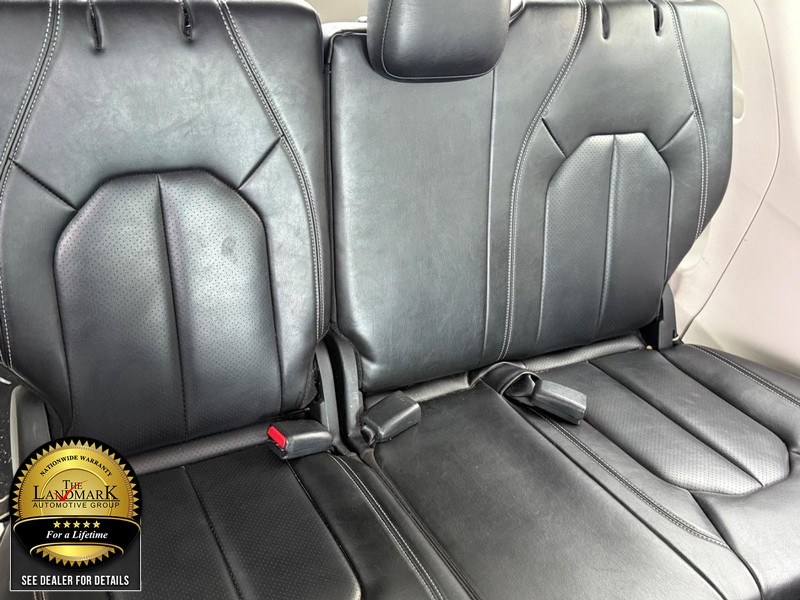 Chrysler Pacifica Vehicle Full-screen Gallery Image 16