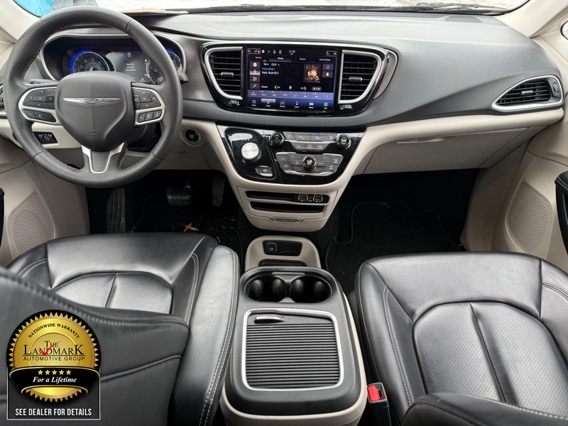 Chrysler Pacifica Vehicle Full-screen Gallery Image 17