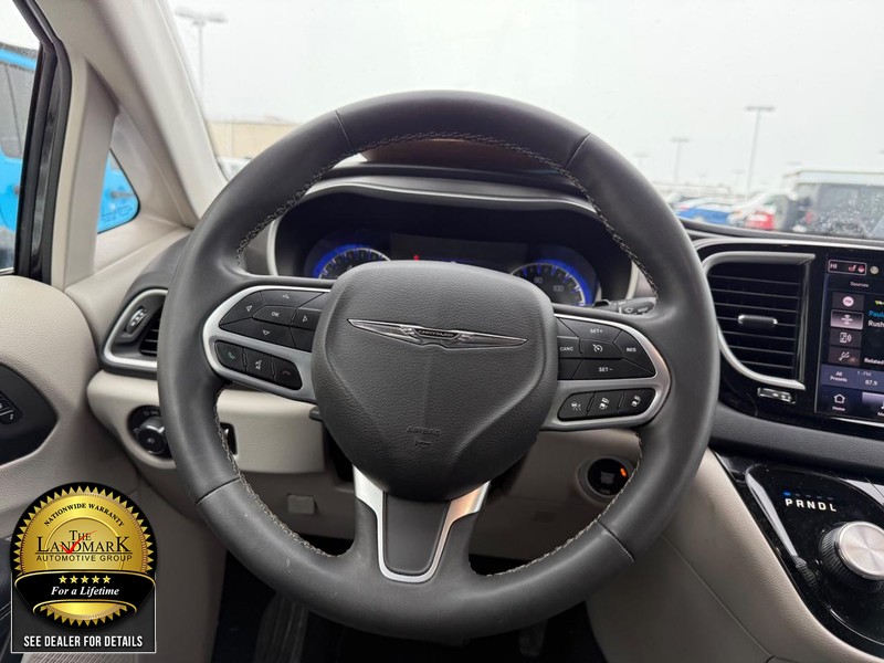 Chrysler Pacifica Vehicle Full-screen Gallery Image 18