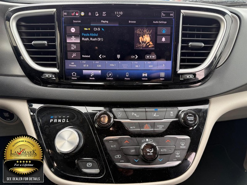 Chrysler Pacifica Vehicle Full-screen Gallery Image 19