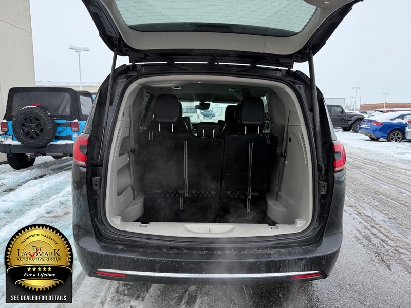 Chrysler Pacifica Vehicle Full-screen Gallery Image 20