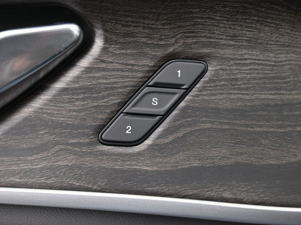 Jeep Grand Cherokee Vehicle Full-screen Gallery Image 21