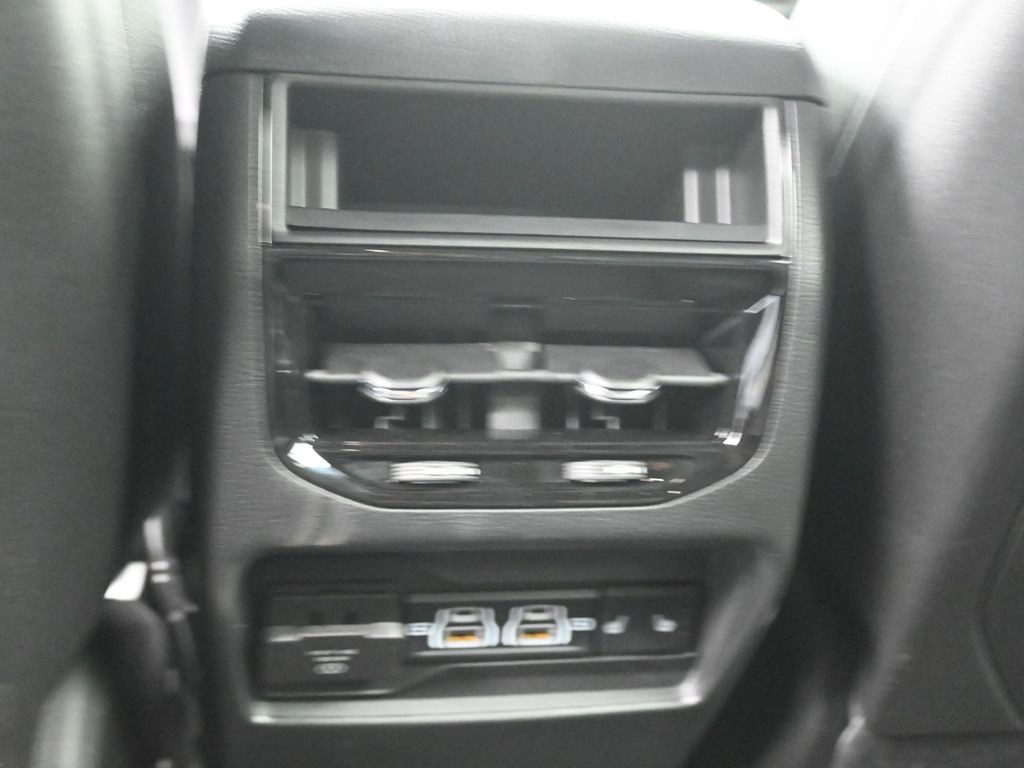 Jeep Grand Cherokee Vehicle Full-screen Gallery Image 24