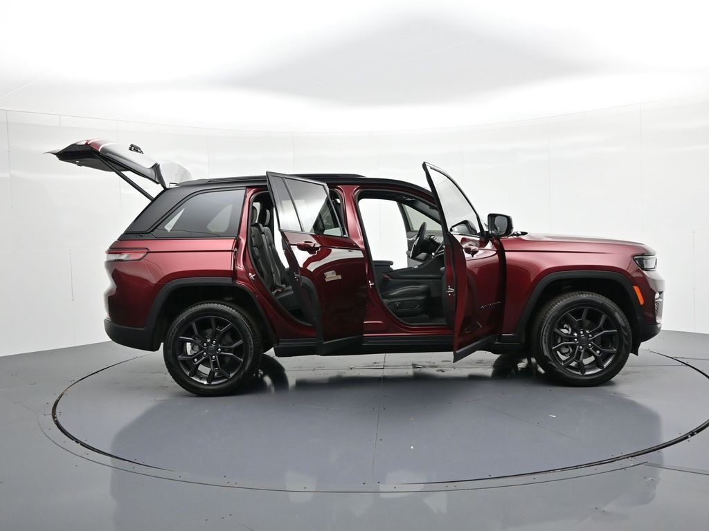 Jeep Grand Cherokee Vehicle Full-screen Gallery Image 33