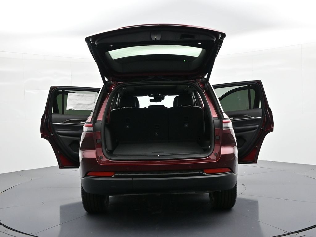 Jeep Grand Cherokee Vehicle Full-screen Gallery Image 36