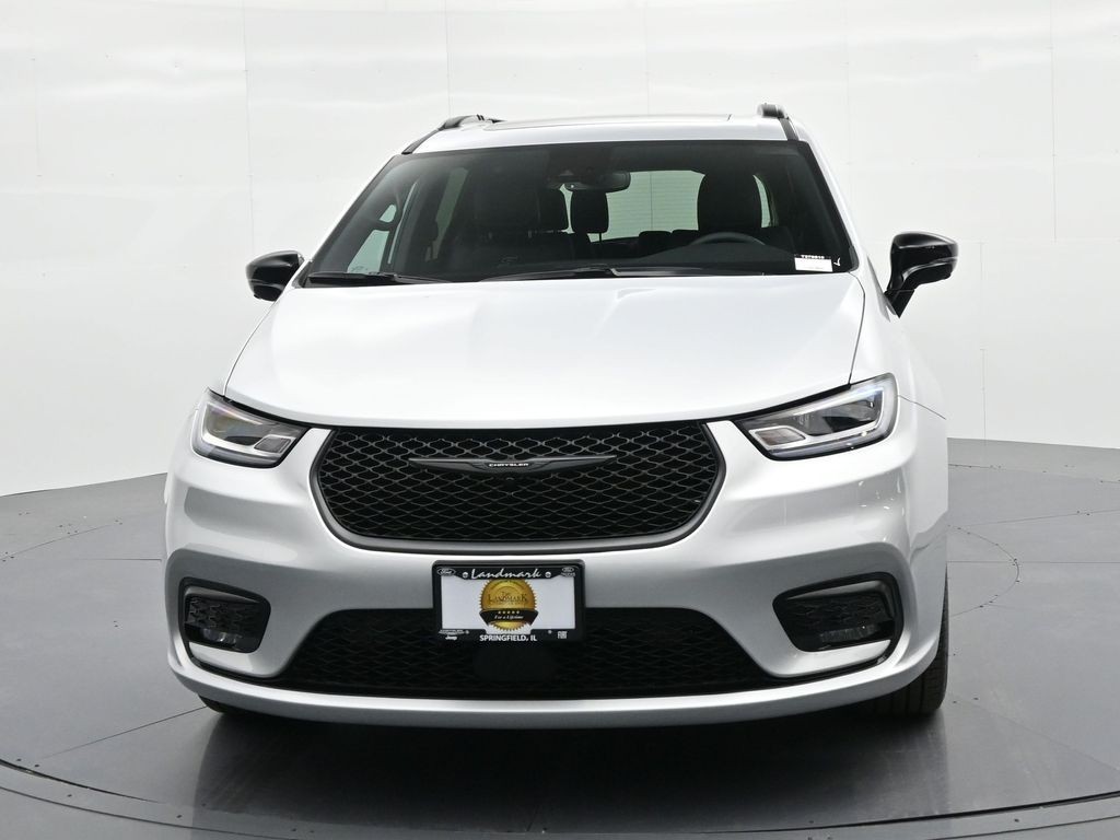 Chrysler Pacifica Vehicle Full-screen Gallery Image 3