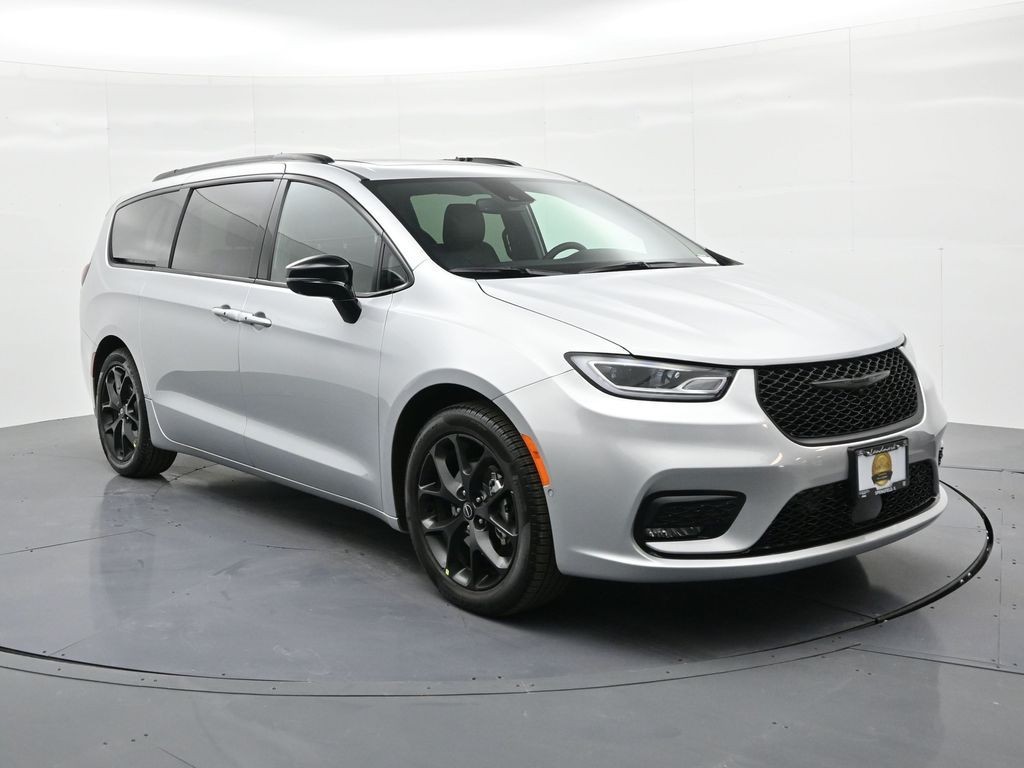 Chrysler Pacifica Vehicle Full-screen Gallery Image 4