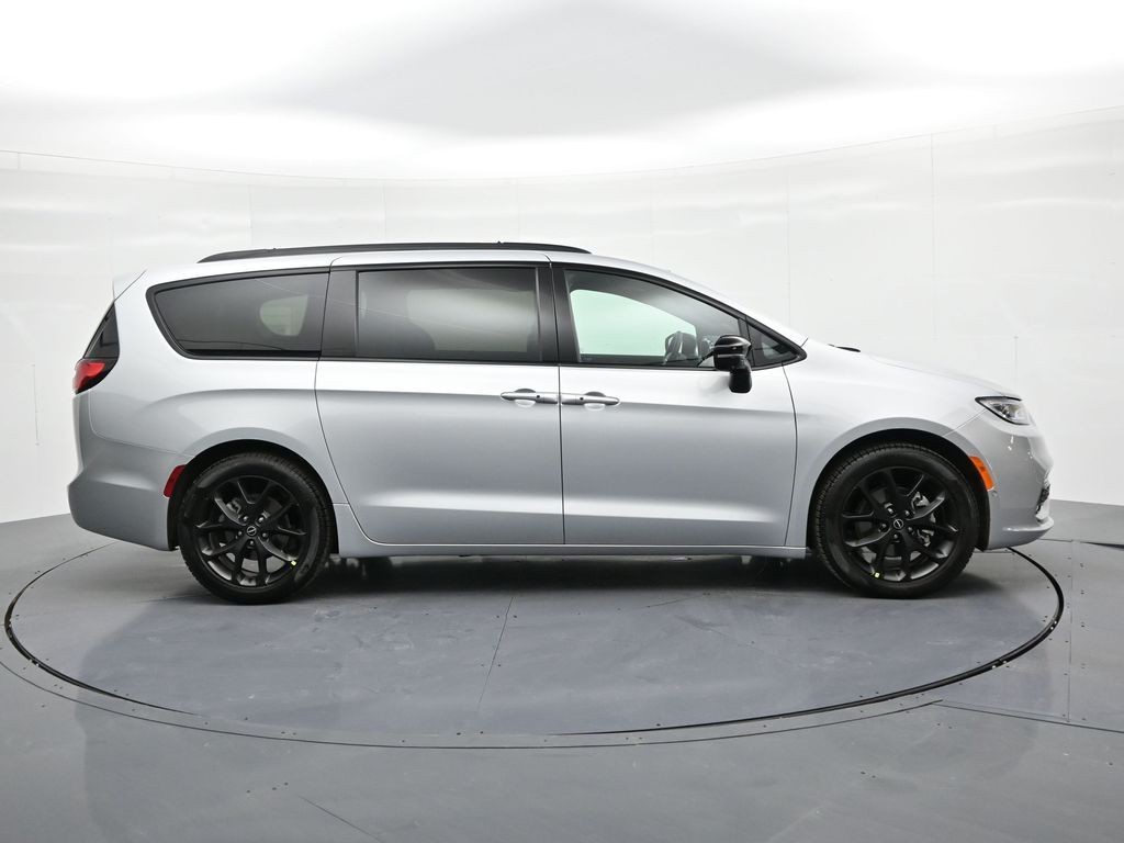 Chrysler Pacifica Vehicle Full-screen Gallery Image 5