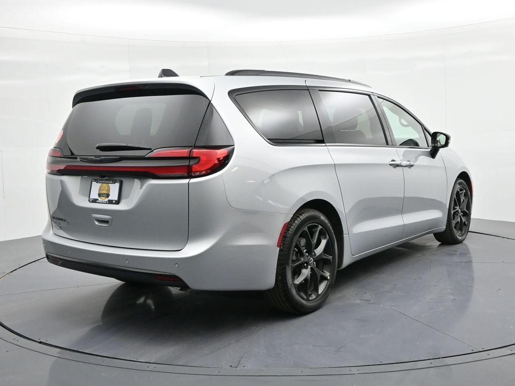 Chrysler Pacifica Vehicle Full-screen Gallery Image 6