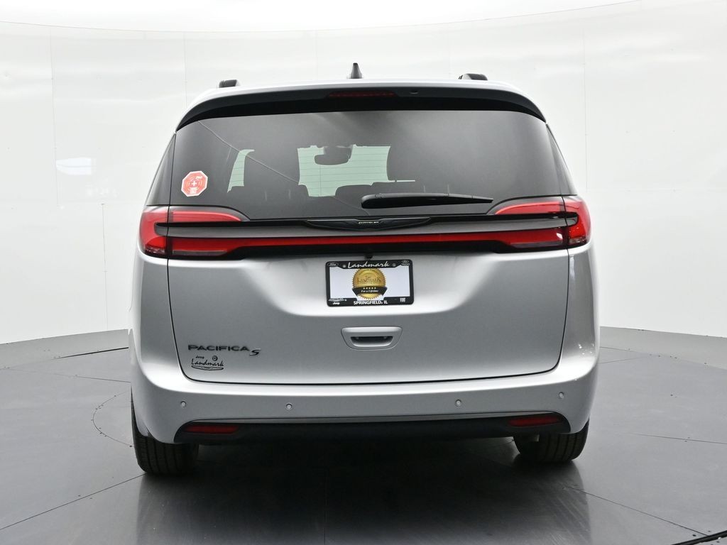 Chrysler Pacifica Vehicle Full-screen Gallery Image 7