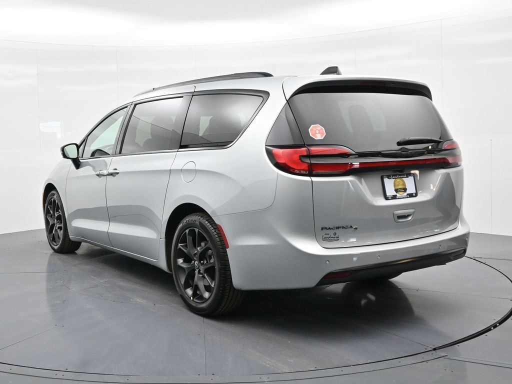 Chrysler Pacifica Vehicle Full-screen Gallery Image 8