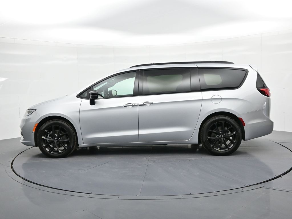 Chrysler Pacifica Vehicle Full-screen Gallery Image 9