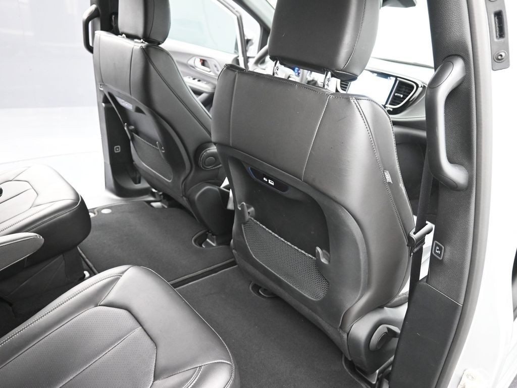 Chrysler Pacifica Vehicle Full-screen Gallery Image 11