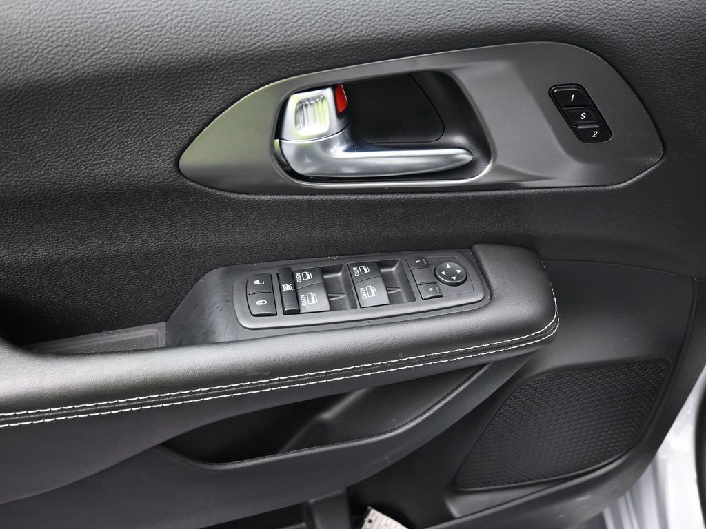 Chrysler Pacifica Vehicle Full-screen Gallery Image 12
