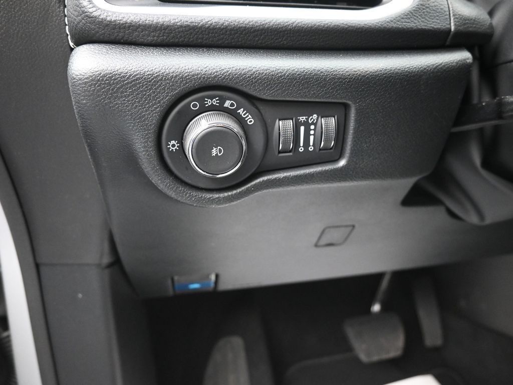 Chrysler Pacifica Vehicle Full-screen Gallery Image 13