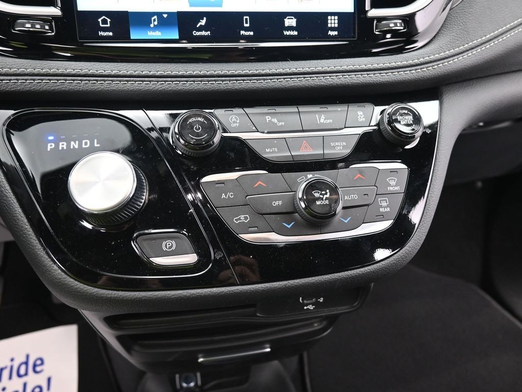 Chrysler Pacifica Vehicle Full-screen Gallery Image 15