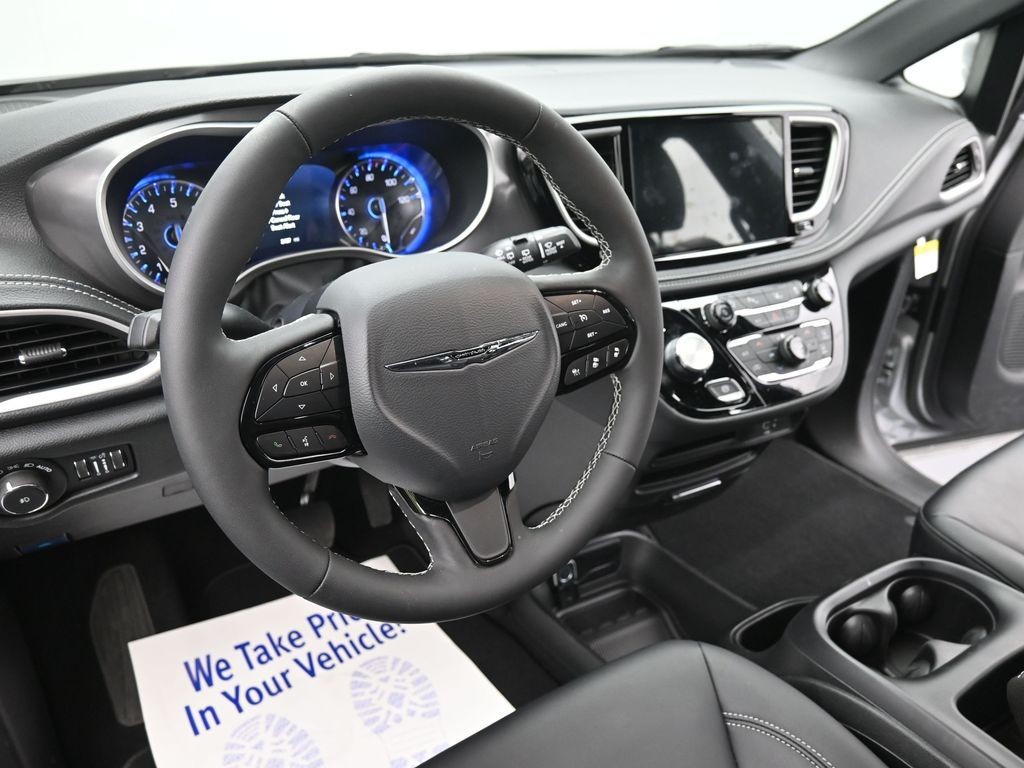 Chrysler Pacifica Vehicle Full-screen Gallery Image 17