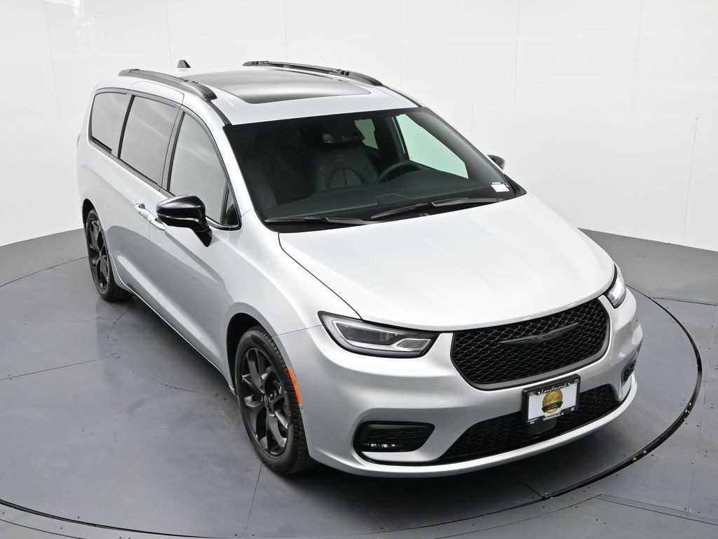 Chrysler Pacifica Vehicle Full-screen Gallery Image 18