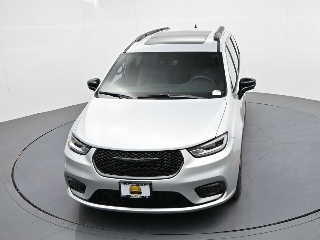 Chrysler Pacifica Vehicle Full-screen Gallery Image 19