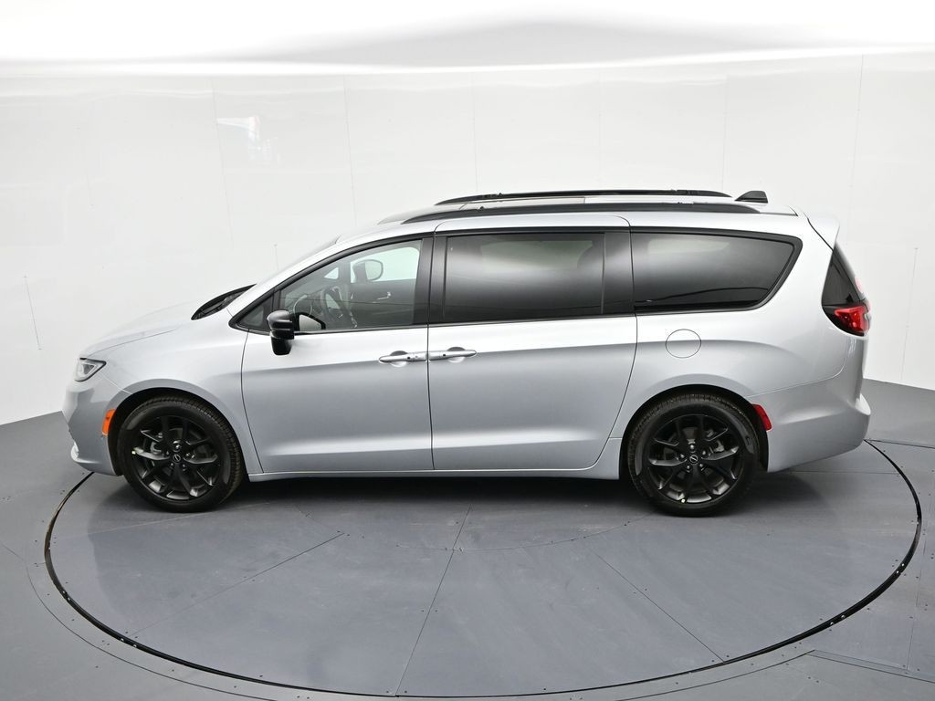 Chrysler Pacifica Vehicle Full-screen Gallery Image 21