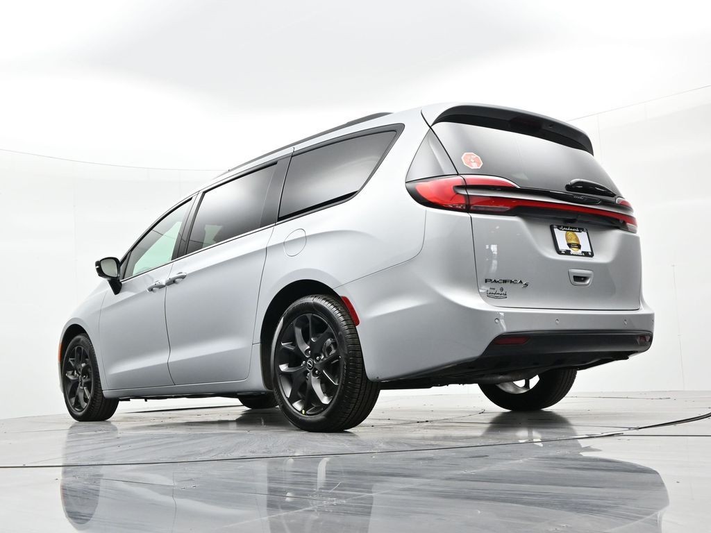 Chrysler Pacifica Vehicle Full-screen Gallery Image 22