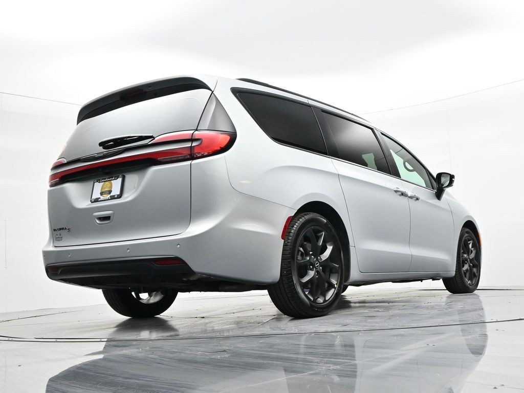 Chrysler Pacifica Vehicle Full-screen Gallery Image 24