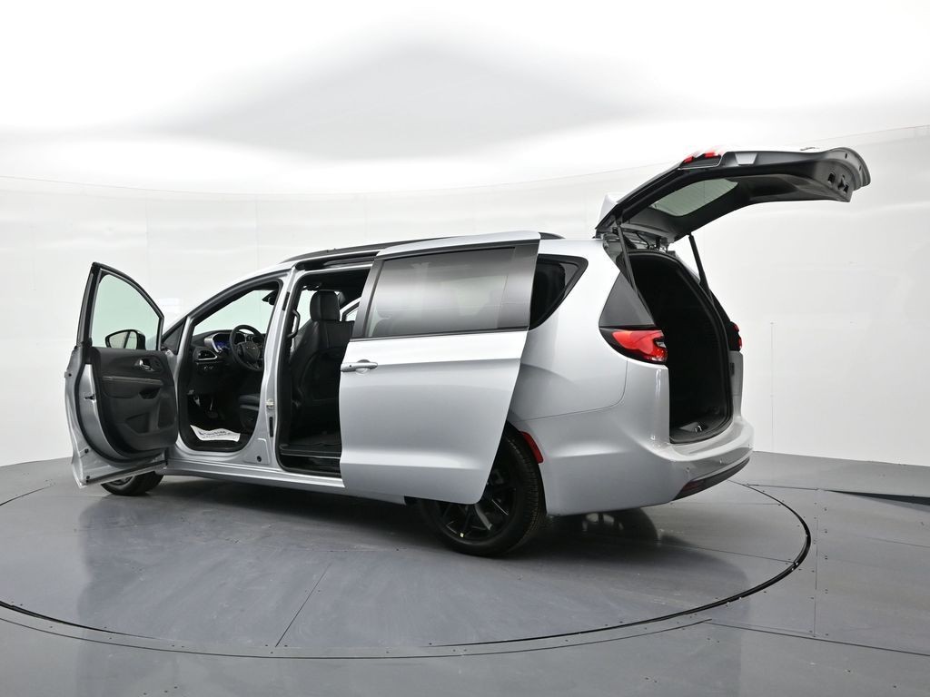 Chrysler Pacifica Vehicle Full-screen Gallery Image 27