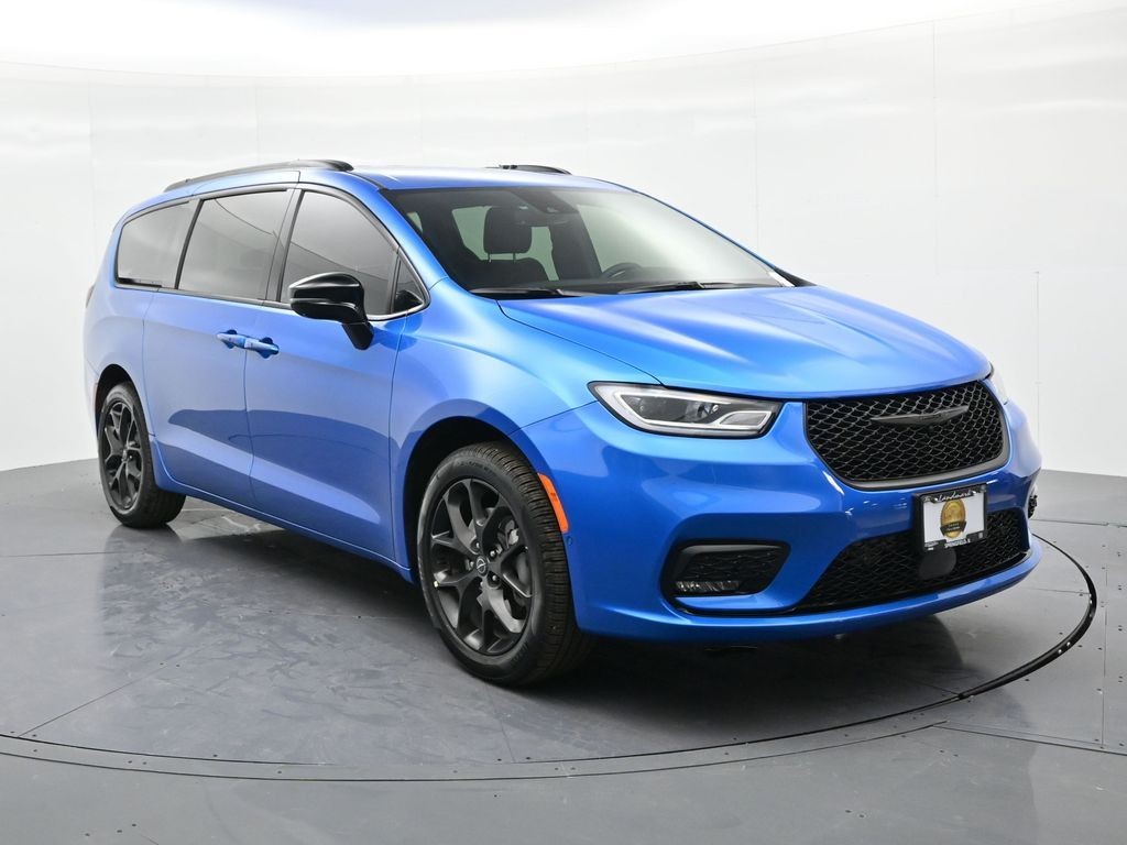 Chrysler Pacifica Vehicle Full-screen Gallery Image 4