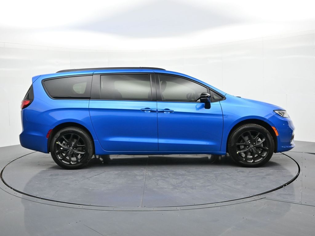 Chrysler Pacifica Vehicle Full-screen Gallery Image 5