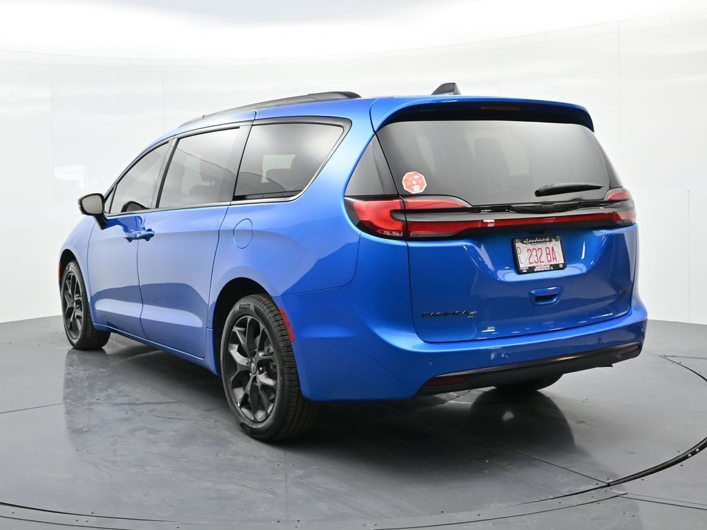 Chrysler Pacifica Vehicle Full-screen Gallery Image 8