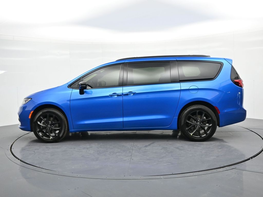 Chrysler Pacifica Vehicle Full-screen Gallery Image 9