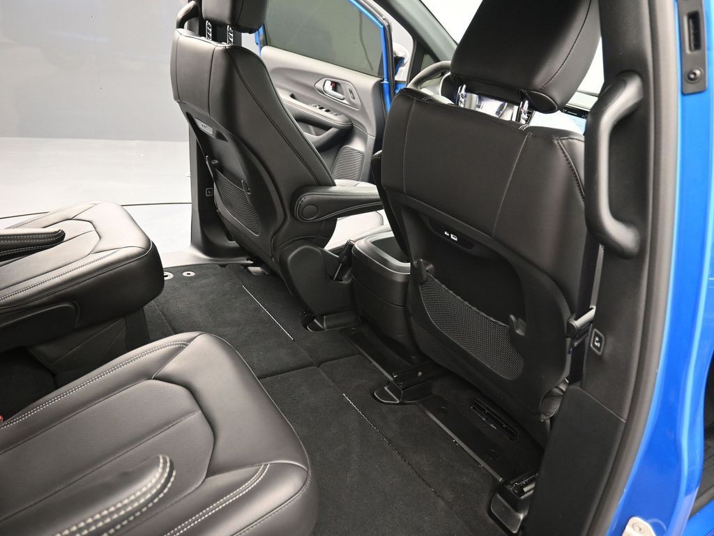 Chrysler Pacifica Vehicle Full-screen Gallery Image 10