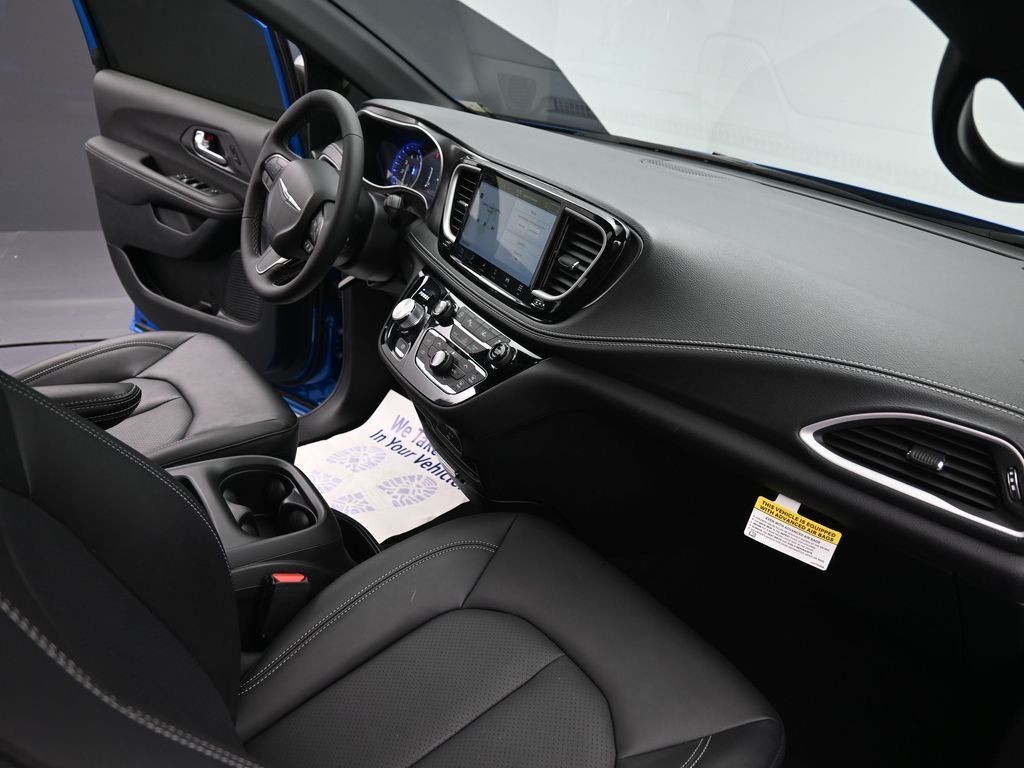 Chrysler Pacifica Vehicle Full-screen Gallery Image 11