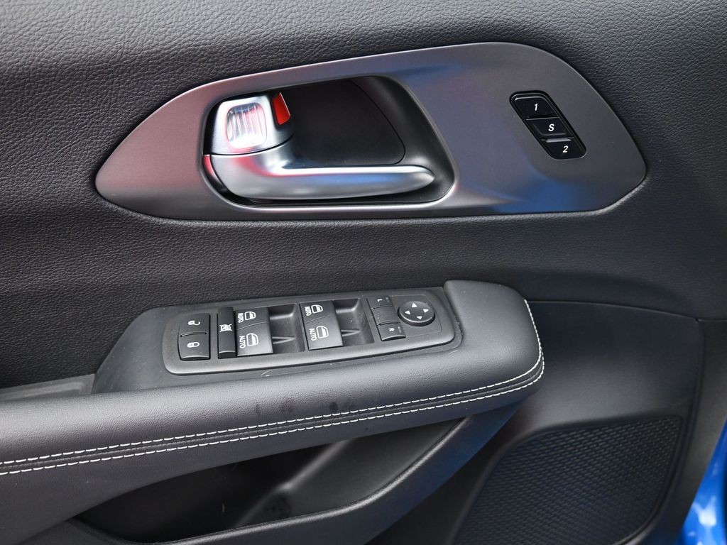 Chrysler Pacifica Vehicle Full-screen Gallery Image 12