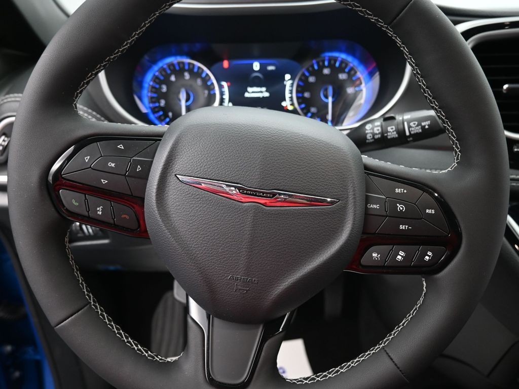 Chrysler Pacifica Vehicle Full-screen Gallery Image 14