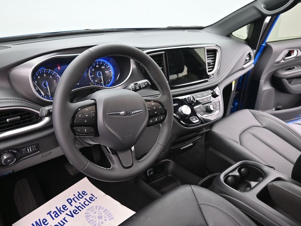 Chrysler Pacifica Vehicle Full-screen Gallery Image 17