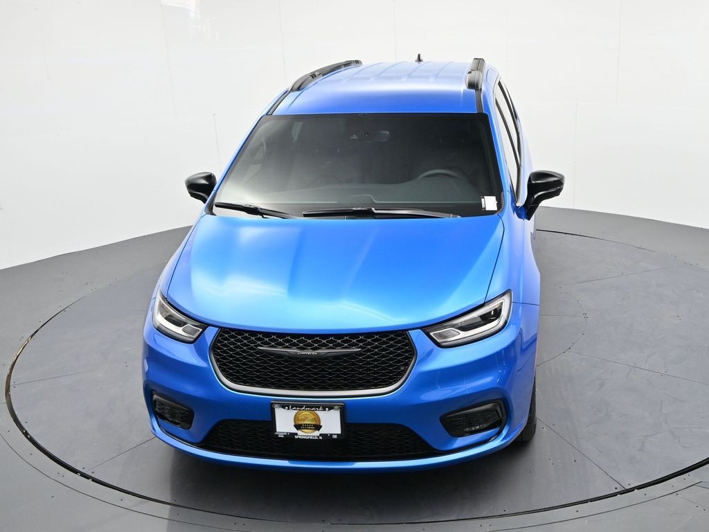 Chrysler Pacifica Vehicle Full-screen Gallery Image 19