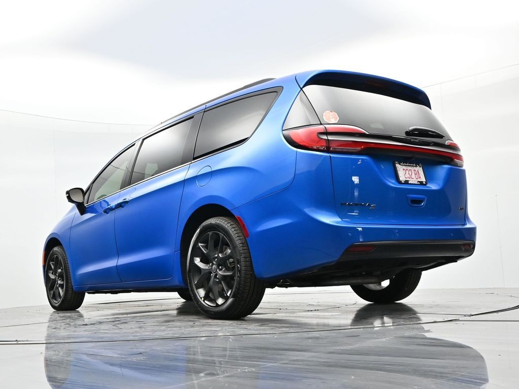 Chrysler Pacifica Vehicle Full-screen Gallery Image 22