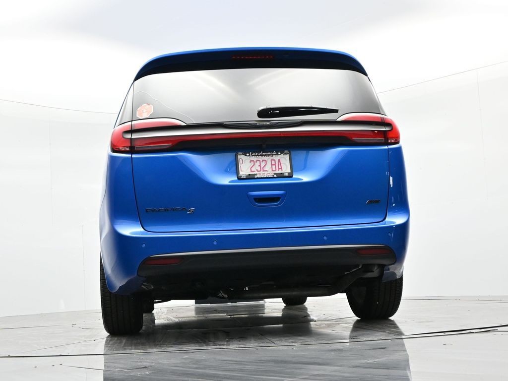 Chrysler Pacifica Vehicle Full-screen Gallery Image 23