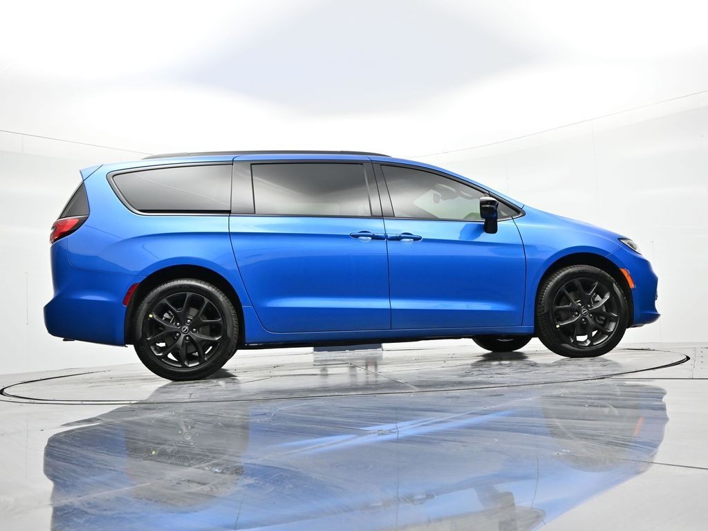 Chrysler Pacifica Vehicle Full-screen Gallery Image 25