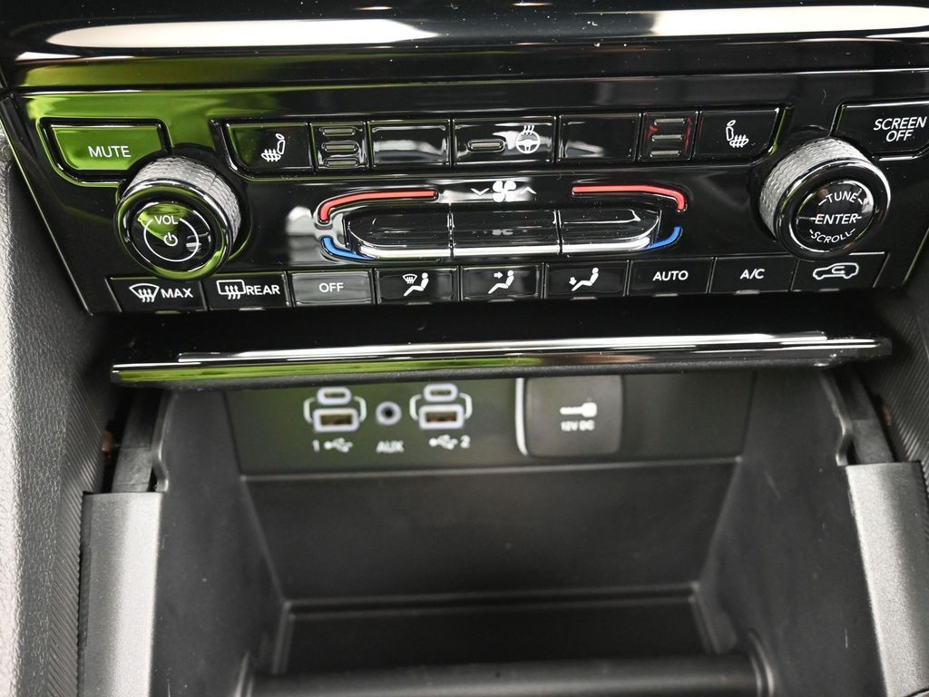 Jeep Grand Cherokee L Vehicle Full-screen Gallery Image 11