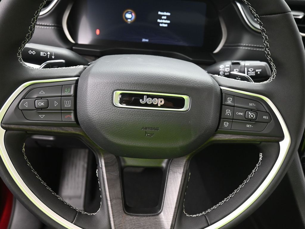 Jeep Grand Cherokee L Vehicle Full-screen Gallery Image 13