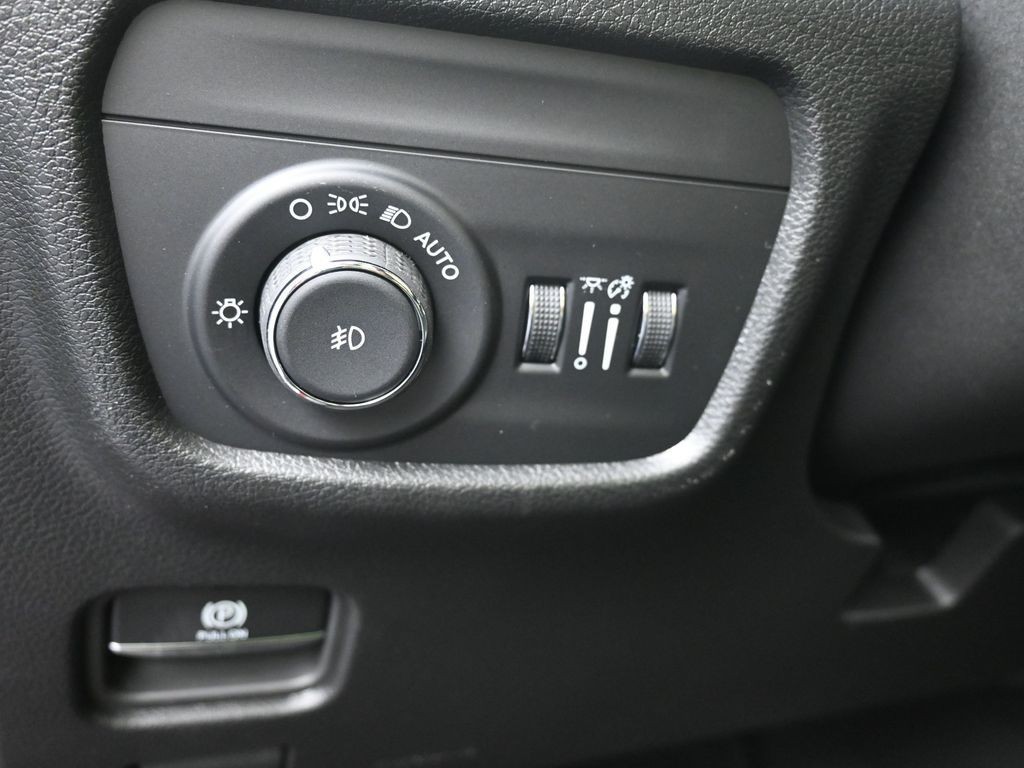 Jeep Grand Cherokee L Vehicle Full-screen Gallery Image 14